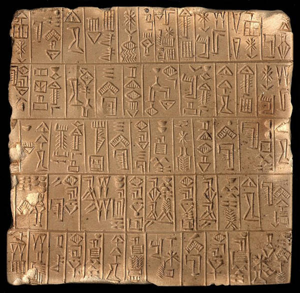 Placa encontrada na antiga cidade de Adab, com caracteres pictográficos e cuneiformes (aprox. 2500 a.C.).