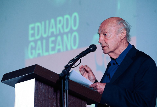 Fotografia de Eduardo Galeano, um autor uruguaio.