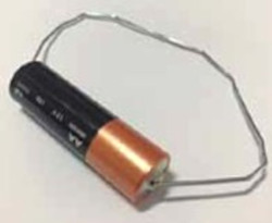 Fotografia de um circuito elétrico com pilha em exercício da Faculdade Albert Einstein sobre circuitos elétricos simples.