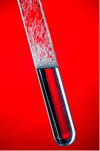 Catalase A catalase, enzima presente no sangue, aumenta a rapidez de decomposição do peróxido de hidrogênio
