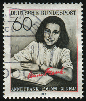 Selo homenageando a jovem judia Anne Frank. Escrito durante a II Guerra Mundial, seu diário expôs parte dos horrores cometidos pelos nazistas.*