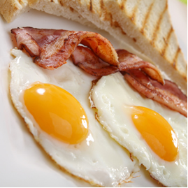 Ovo e bacon são alimentos ricos em colesterol