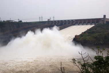 Fotografia da Usina de Itaipu, a maior hidrelétrica das Américas