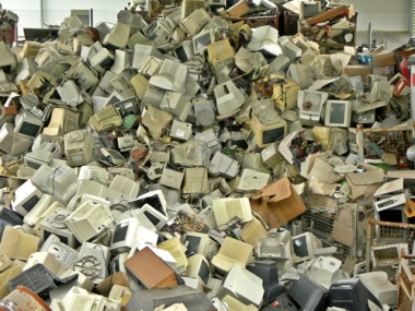 Lixo eletrônico A produção de lixo gerada pela obsolescência programada é cada vez maior