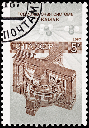 O selo acima, impresso na URSS, mostra um dispositivo de fusão termonuclear tokamak por volta de 1987