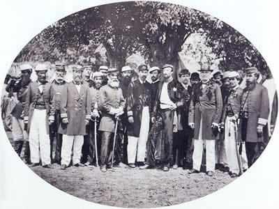 O Conde D’Eu, genro de D. Pedro II, com as mãos na cintura, em foto com oficiais do exército durante a Guerra do Paraguai