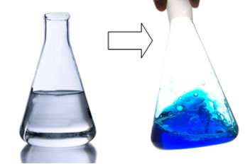 Experimento da garrafa azul: em repouso, fica incolor; ao agitar, fica azul