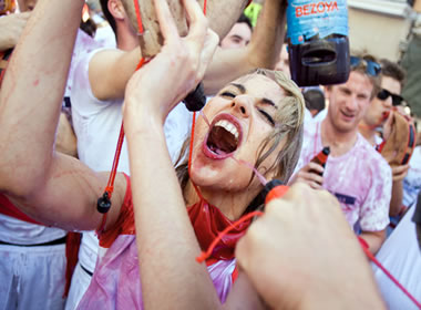 Corredores em encierro corrida de touros em pamplona espanha corrida de  touros em pamplona festival tradicional de san fermin onde os participantes  correm à frente dos touros pelas ruas até a praça