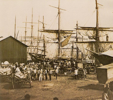 Embarque de café em Santos Embarque do café no Porto de Santos, em fotografia de 1880 feita por Marc Ferrez (1843-1923)