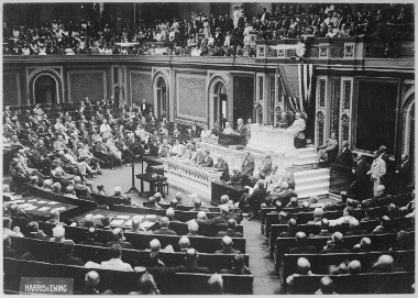 O presidente dos EUA, Woodrow Wilson, anunciando no Congresso dos EUA a ruptura das relações oficiais com a Alemanha *