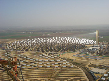 Usina solar de Solnova, localizada em Sanlúcar la Mayor (Espanha) *