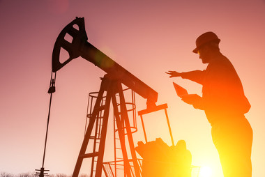Uso de “cavalo de pau” (à esquerda) para exploração do petróleo