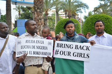 Protesto contra Boko Haram Grupo de nigerianos protestam contra o Boko Haram na cidade de Alicante, Espanha.