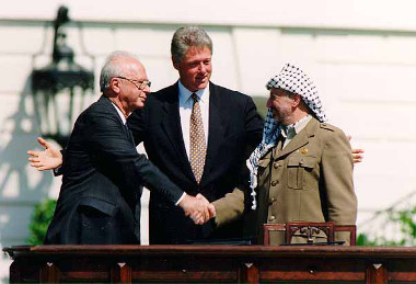 Acordo de Oslo O Presidente dos EUA, Bill Clinton, mediou o acordo entre Israel e a Autoridade Palestina em frente à Casa Branca