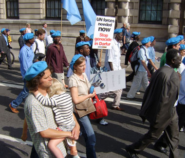 Protesto em Londres contra o genocídio em Darfur, que possui pouco apelo internacional *