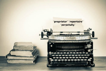 Typewriter Pode-se escrever várias palavras apenas com a primeira fileira do teclado