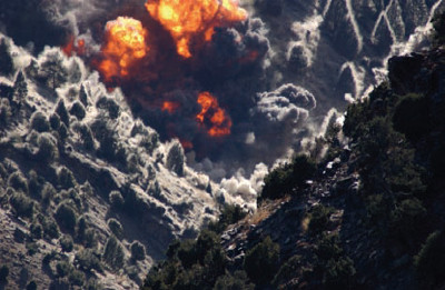 Bombardeio em Tora Bora, onde se esconderam membros do grupo terrorista Al-Qaeda