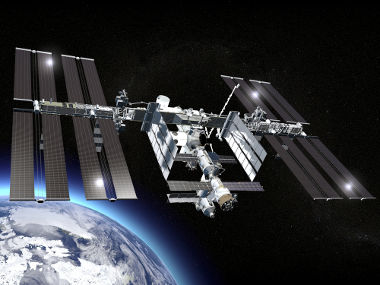 A Estação Espacial Internacional orbita a Terra