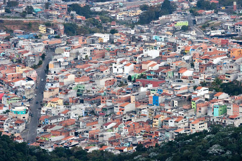 Favelas planas Ao contrário do que muitos imaginam, a maior parte da população das favelas está situada em locais planos, e não apenas em encostas e morros