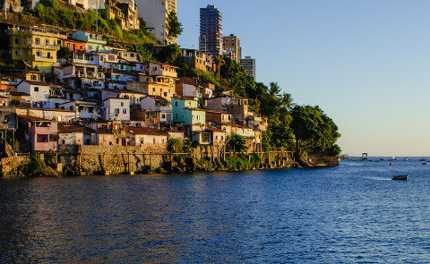 Favela de Salvador A favela é um aglomerado urbano cheio de contrastes. Violência e pobreza não devem representar a totalidade do conceito de favela