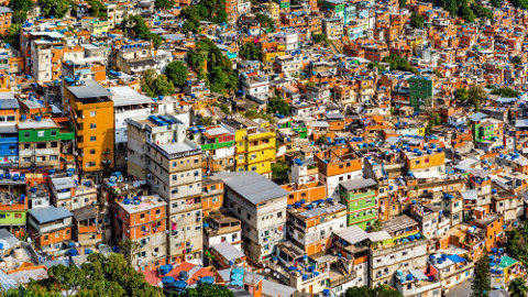 Moradias nas favelas As moradias na favela não são iguais. Enquanto algumas têm pouca estrutura, outras são feitas de alvenaria e materiais mais seguros