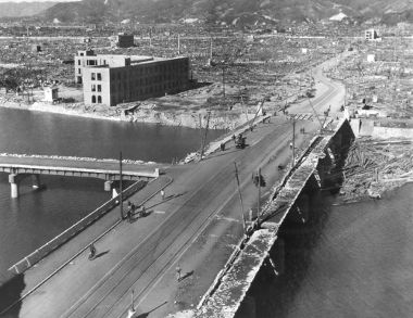 Cidade de Hiroshima um mês após a explosão da ogiva nuclear, que ocorreu em 1945