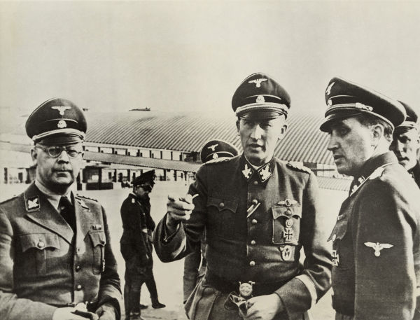 Os arquitetos do holocausto: Heirinch Himmler (à esquerda) e Reinhard Heydrich (ao centro) em Paris, em 1940 **