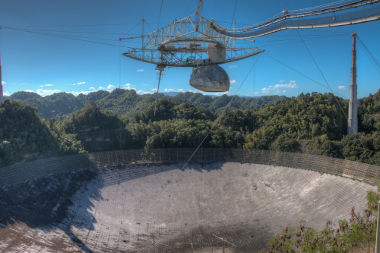 Radiotelescópio de Arecibo O radiotelescópio do Observatório de Arecibo, em Porto Rico, é um dos maiores do mundo *