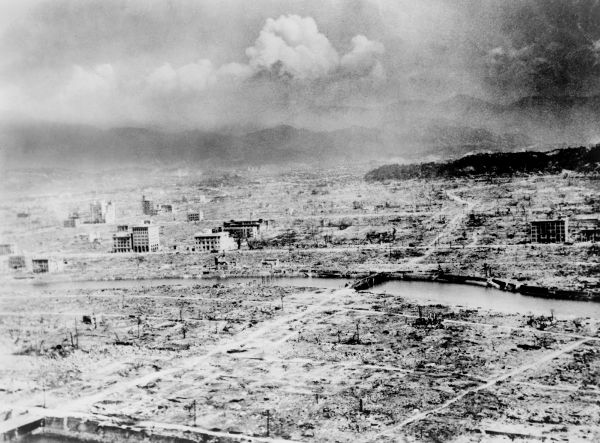 Visão aérea da cidade de Hiroshima dias após o lançamento da bomba atômica sobre a cidade