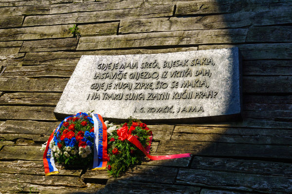 Memorial às vítimas do campo de concentração de Jasenovac, Croácia *