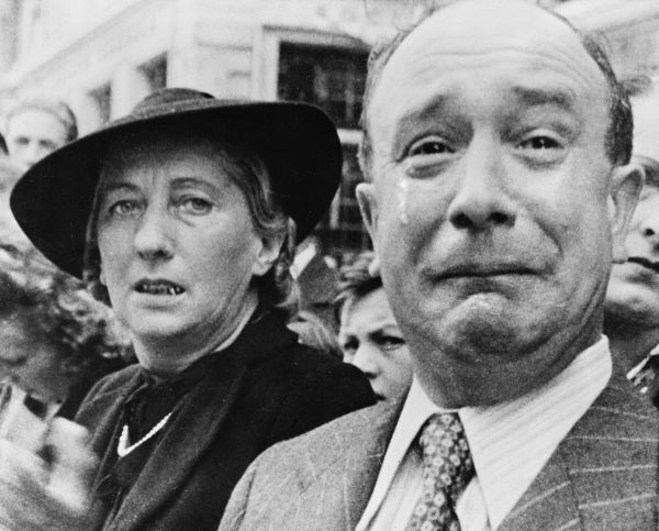 Franceses desolados com o desfile do exército nazista sobre Paris em junho de 1940