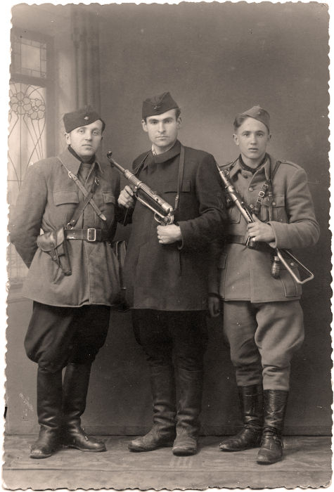 Partisans armados para o combate. A data da foto é desconhecida