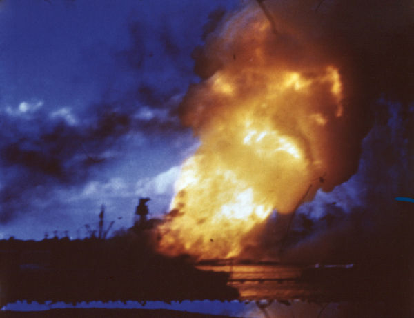 Imagem digitalmente colorida do ataque japonês à base naval americana de Pearl Harbor, em dezembro de 1940