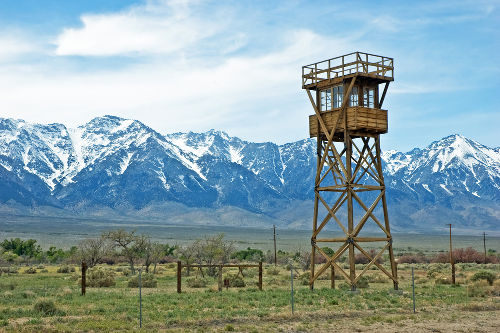 Torre de vigilância construída no campo de internamento de Manzanar