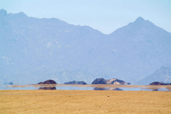 Observe as imagens das montanhas formadas nas posições inferiores