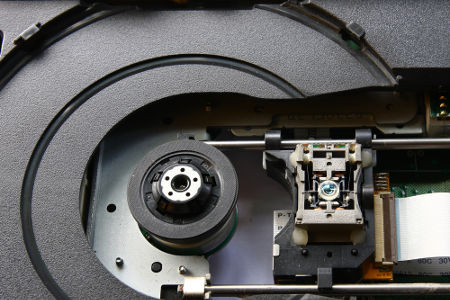A leitura de Cds e DVDs é feita com a incidência de um laser sobre as regiões com e sem ranhuras dos discos