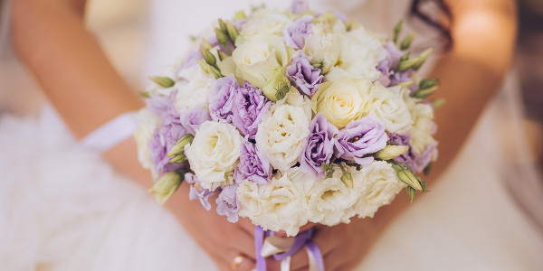 O buquê de flores passou a ser usado junto ao corpo para perfumar a noiva