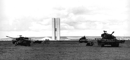Fotografia em preto e branco de tanques patrulhando a Esplanada dos Ministérios, na Ditadura Militar.