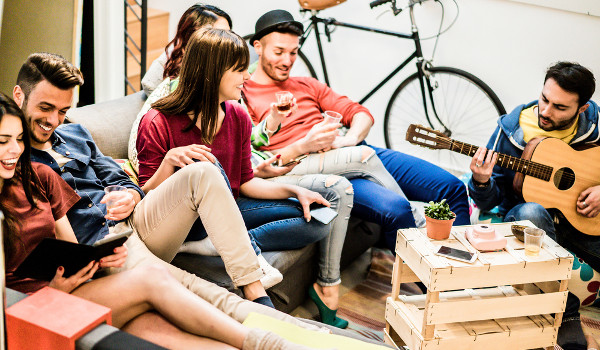 Uma opção de balada mais tranquila é ficar com os amigos em casa