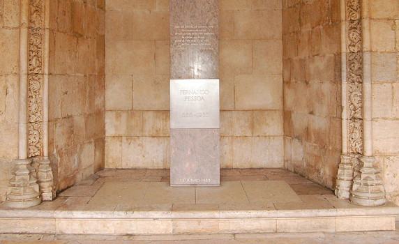 Túmulo de Fernando Pessoa situa-se no Mosteiro dos Jerónimos, em Lisboa Crédito: Commons