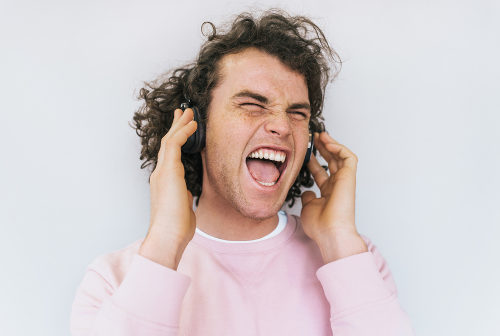 O uso de fones com volume de som muito alto pode prejudicar a audição