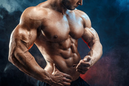 Homem musculoso em referência ao ganho de massa muscular proporcionado pela testosterona.