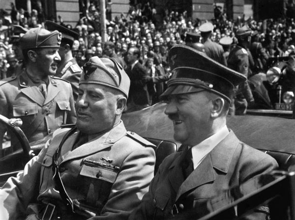 Benito Mussolini e Adolf Hitler durante a Segunda Guerra Mundial.