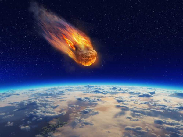 Meteorito caindo na Terra em referência às camadas da atmosfera.