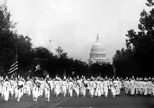 Parada realizada pelo Ku Klux Klan em Washington, capital dos EUA, em 1926.