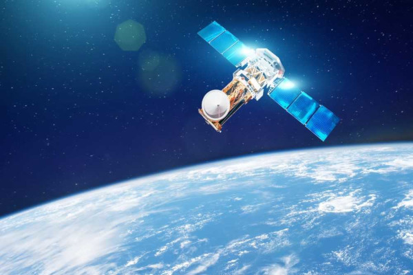 Satélite artificial orbitando na Terra em referência às camadas da atmosfera.