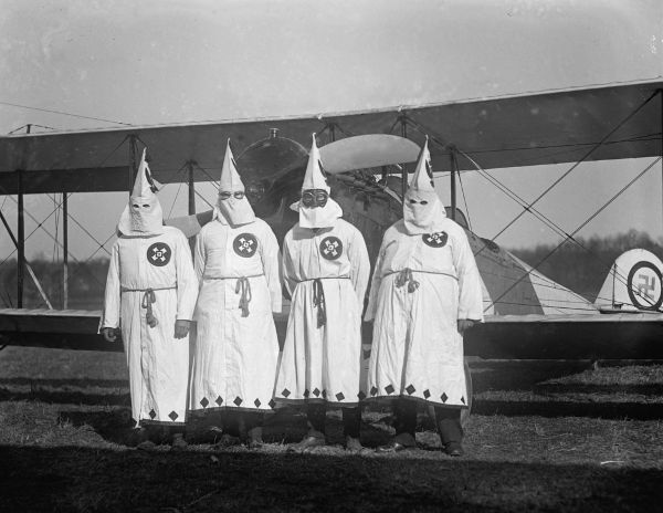 Membros do Klan utilizando a vestimenta clássica da organização.