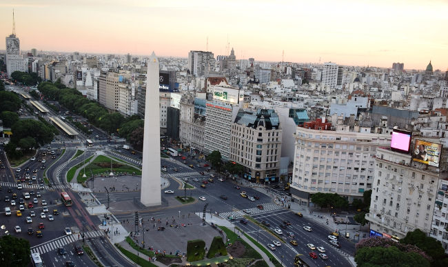 Avenida 9 de julho na Argentina, a maior avenida do mundo.