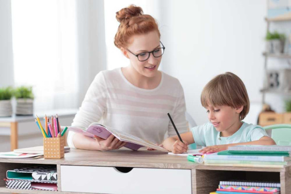 A educação vai além da educação formal nas escolas, abrangendo também os âmbitos familiar e social.