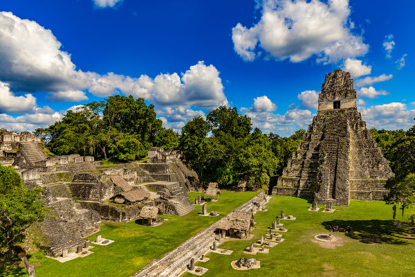 Ruínas de Tikal, uma das principais cidades maias durante o Período Clássico.